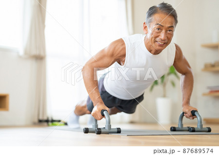 筋トレをするシニアの男性 87689574