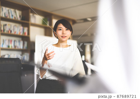 ビジネスシーン ビジネスシーン 87689721
