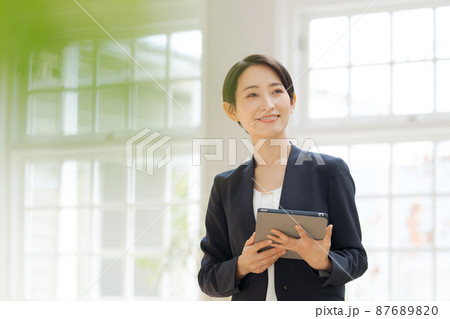 住宅案内をする女性 87689820
