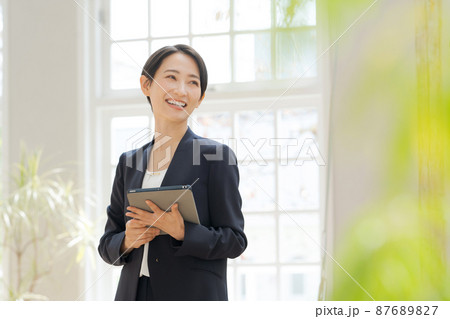 住宅案内をする女性 87689827
