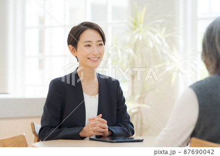 接客対応をする女性 87690042