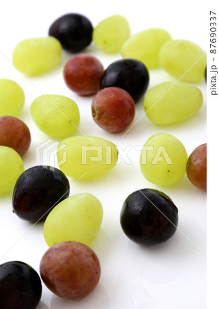 日本の高級ぶどうの粒、マスカット、ライティング、白バック。 87690337