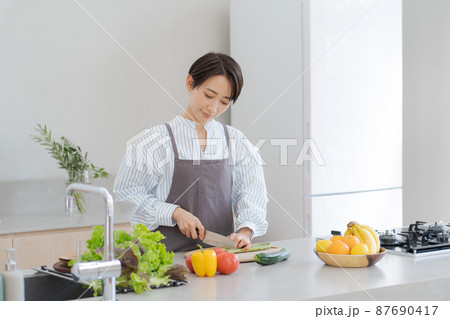 料理をする女性 87690417