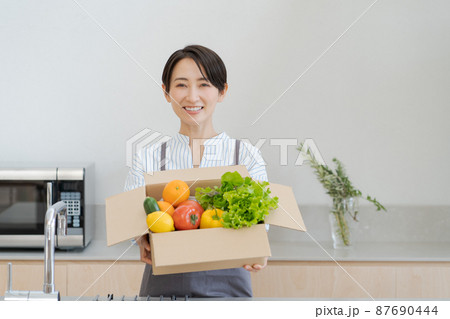 野菜を持っている女性 87690444