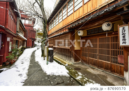 雪景色の主計町茶屋街 87690570