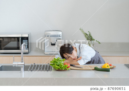 疲れ　女性　主婦　キッチン 87690651