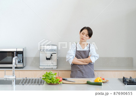 疲れ　女性　主婦　キッチン 87690655