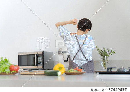 料理をする女性 87690657