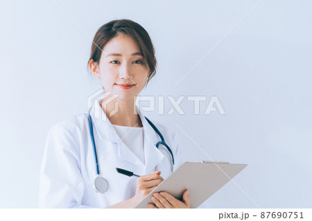 笑顔の女性医師 87690751