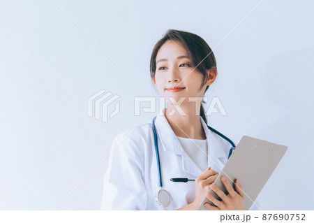 笑顔の女性医師 87690752