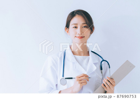 笑顔の女性医師 笑顔の女性医師 87690753