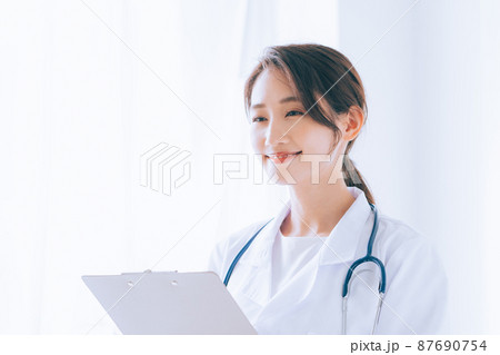 笑顔の女性医師 87690754