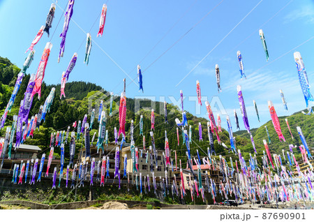 春風になびく鯉のぼり風景「杖立温泉鯉のぼり祭り」(肥後・小国)観光名所 春風になびく鯉のぼり風景「杖立温泉鯉のぼり祭り」(肥後・小国)観光名所 87690901