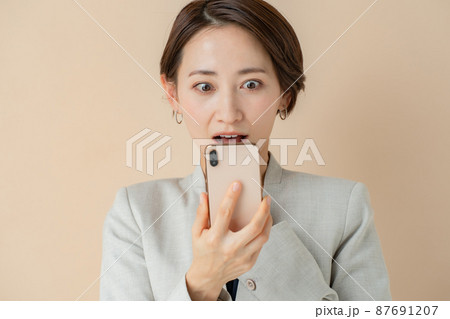 女性　ビジネス　驚く　ショック 87691207