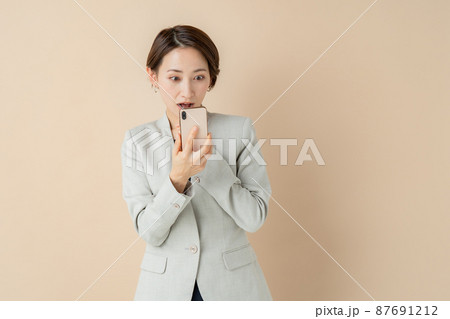 女性 ビジネス 驚く ショック 女性 ビジネス 驚く ショック 87691212