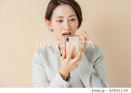 女性 ビジネス 驚く ショック 女性 ビジネス 驚く ショック 87691219