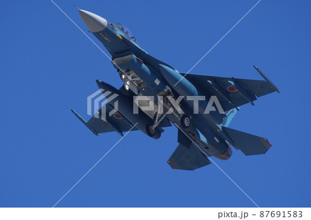 着陸する航空開発実験団のF-2　岐阜基地 87691583