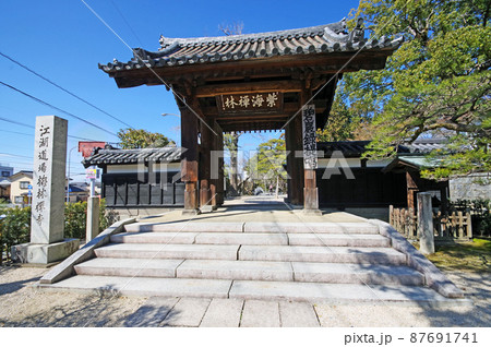 梅の名所久留米市にある臨済宗の梅林寺山門 梅の名所久留米市にある臨済宗の梅林寺山門 87691741
