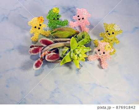 春を飾る蕗の薹とネコヤナギ手作りビーズテディベアと 87691842