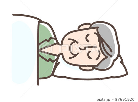 横を向いて寝るおじいさん 87691920