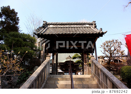 青梅市にある清宝院の石段から見た山門 87692242