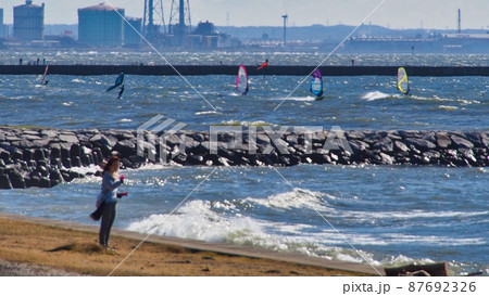 風と波があってウインドサーフィンが走っている海岸風景 風と波があってウインドサーフィンが走っている海岸風景 87692326