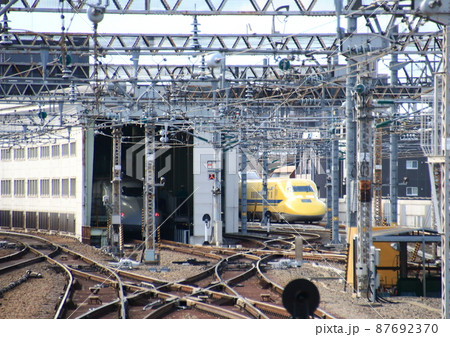新大阪駅ホームから見て入り組んだポイントを通過するドクターイエロー 新大阪駅ホームから見て入り組んだポイントを通過するドクターイエロー 87692370