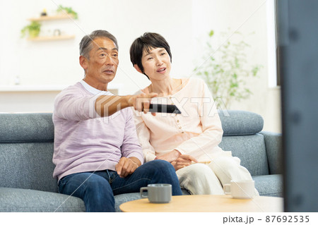 シニアカップル　テレビ　リビング 87692535