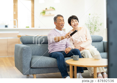 シニアカップル　テレビ　リビング 87692536