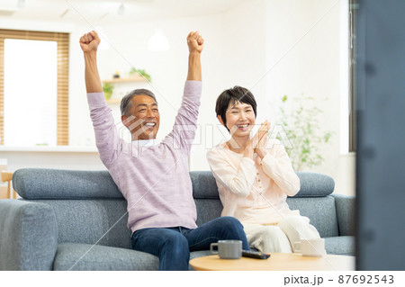シニアカップル テレビ リビング シニアカップル テレビ リビング 87692543