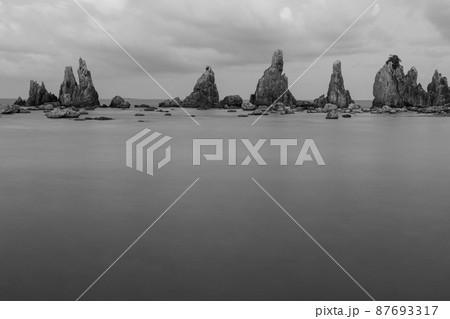 橋杭岩 モノクロ 【和歌山県東牟婁郡串本町】 橋杭岩 モノクロ 【和歌山県東牟婁郡串本町】 87693317