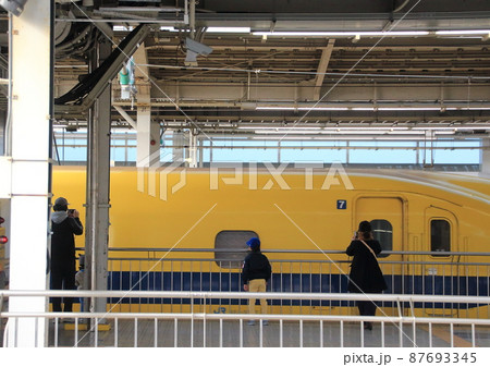 新大阪駅でホームへ入線したドクターイエローをホームから見学している鉄道ファン 87693345