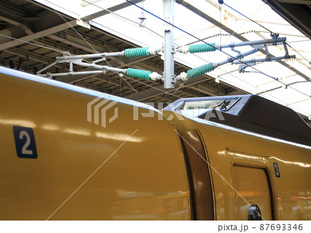 ドクターイエローの屋根に設置されている架線検査用の窓 87693346