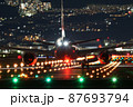 夜間離陸を待っている飛行機 87693794