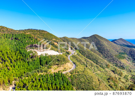 R24から対馬厳原町尾浦方面の山並　【長崎県対馬市 】 87693870