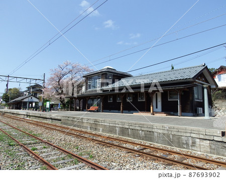 さくらの花が満開の三国港駅全景 さくらの花が満開の三国港駅全景 87693902