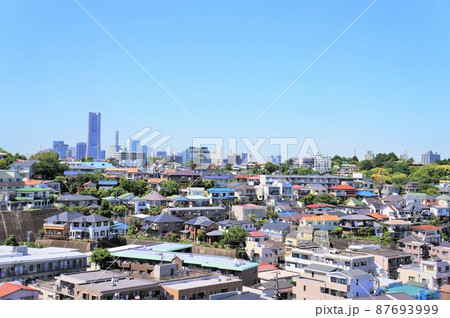 みなとみらいと横浜市郊外の町並み 87693999