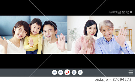 二画面のビデオ通話で会話する家族 87694272