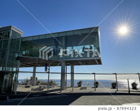 ガラス張りのカフェ・海の見える喫茶店 87694323