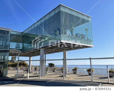 ガラス張りのカフェ・海の見える喫茶店 87694331