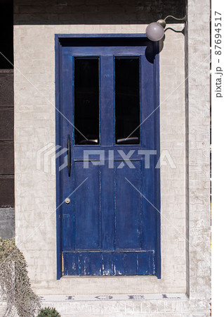 お洒落な青い扉　door 87694517