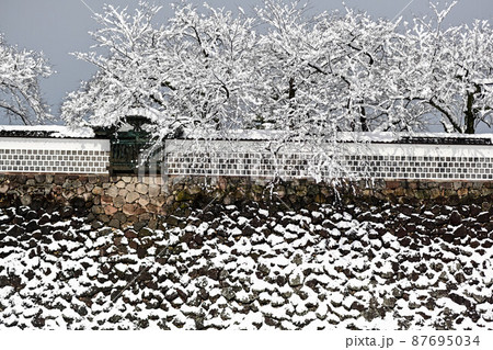 雪景色の金沢城公園 雪景色の金沢城公園 87695034