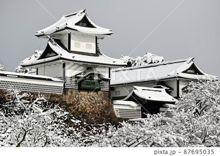 雪景色の金沢城公園 雪景色の金沢城公園 87695035
