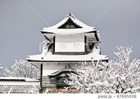 雪景色の金沢城公園 雪景色の金沢城公園 87695036