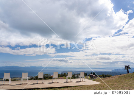 滋賀県高島市 秋のびわこ函館山山頂に並べられているいす 滋賀県高島市 秋のびわこ函館山山頂に並べられているいす 87695085