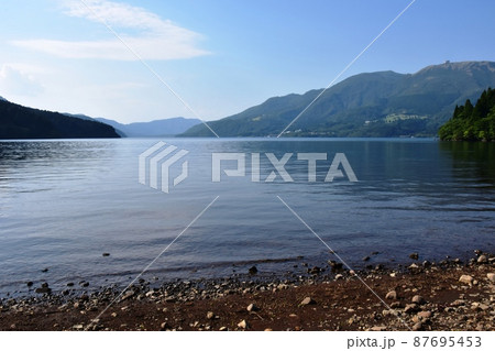 箱根町　芦ノ湖西岸歩道の白浜と駒ケ岳 87695453