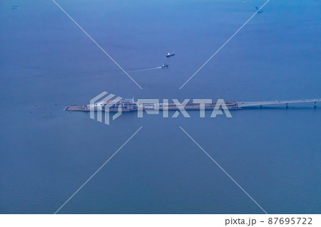 【イメージ素材】機窓からの風景(海ほたる) 【イメージ素材】機窓からの風景(海ほたる) 87695722