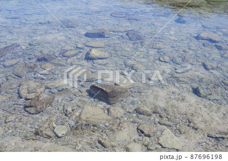 澄んだ海の水（屋久島） 87696198