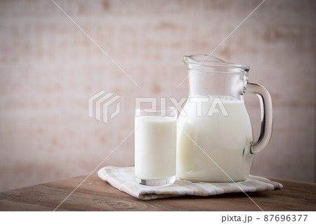 テーブルの上の牛乳 87696377