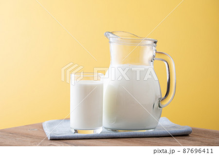 テーブルの上の牛乳 87696411